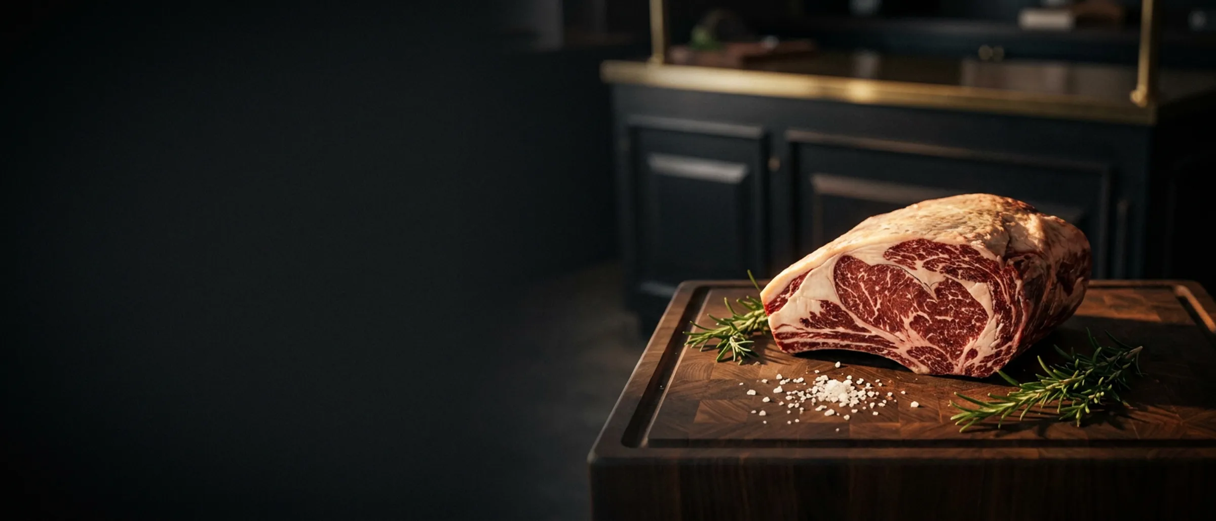 Corte bovino nobre com marmoreio sobre tábua de madeira escura, em balcão de boutique de carnes com iluminação quente